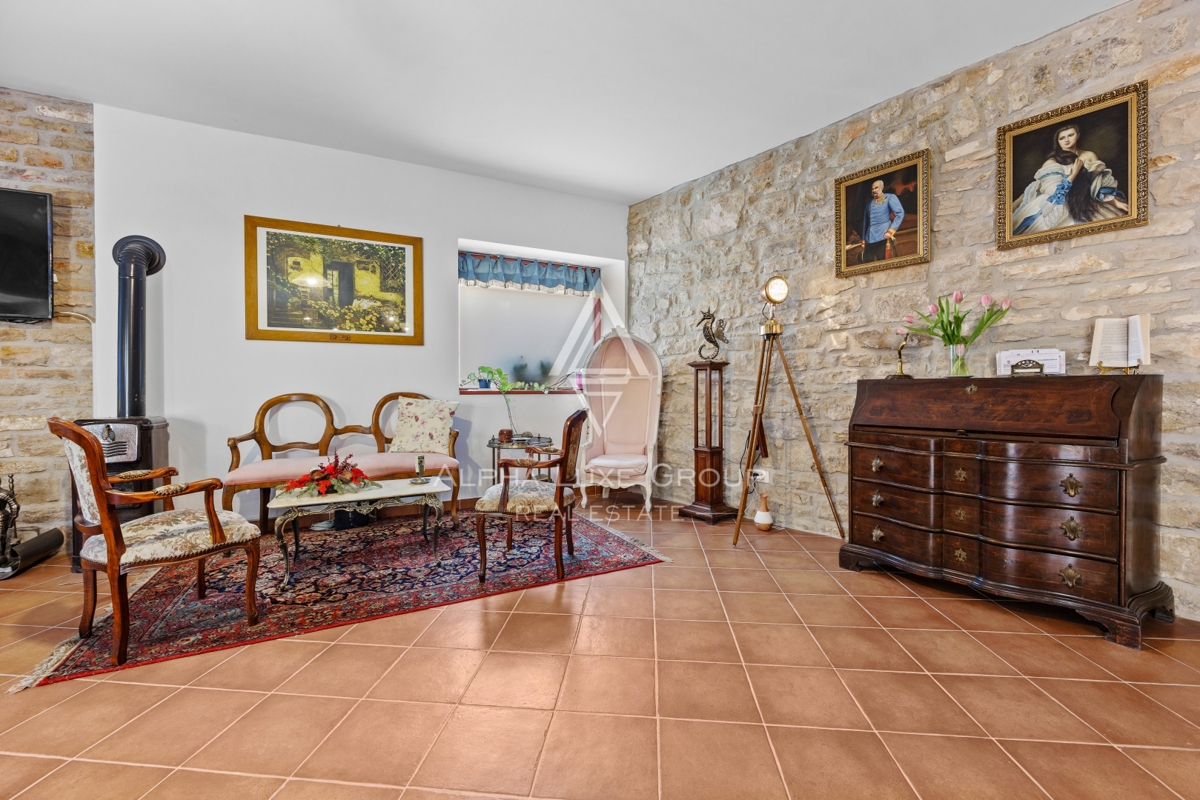 Istria, Buie – casa in pietra ristrutturata con giardino