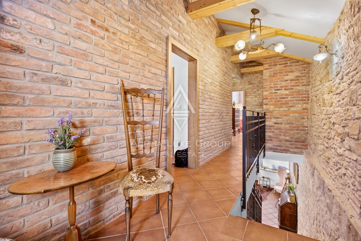 Istria, Buie – casa in pietra ristrutturata con giardino