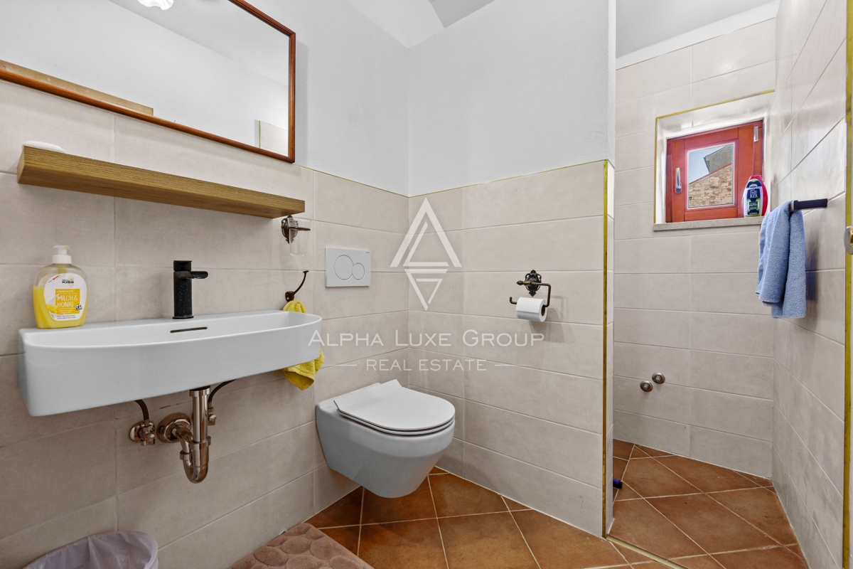 Istria, Buie – casa in pietra ristrutturata con giardino