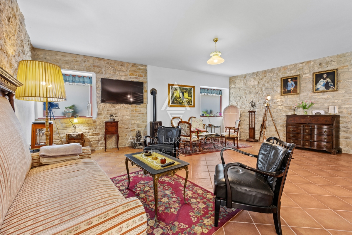 Istria, Buie – casa in pietra ristrutturata con giardino