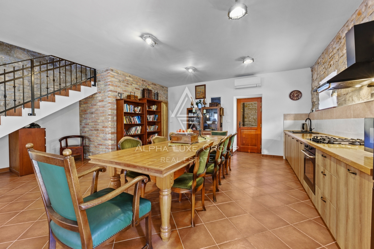 Istria, Buie – casa in pietra ristrutturata con giardino