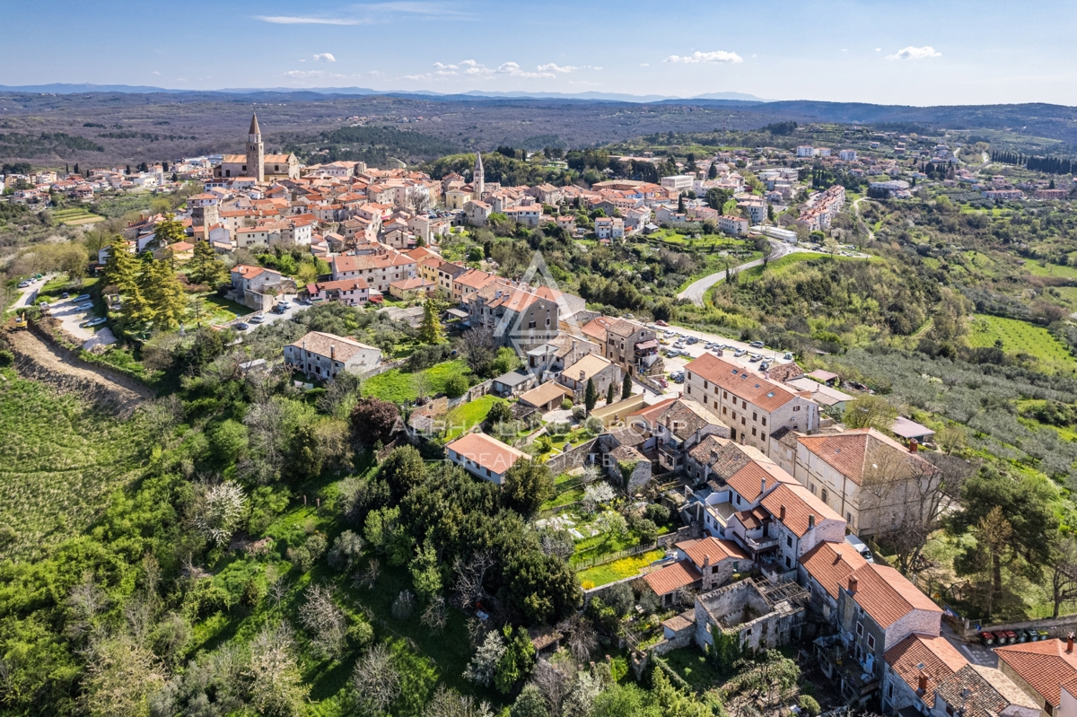 Istria, Buie – casa in pietra ristrutturata con giardino