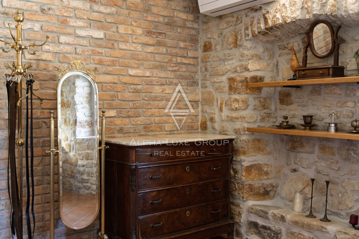 Istria, Buie – casa in pietra ristrutturata con giardino