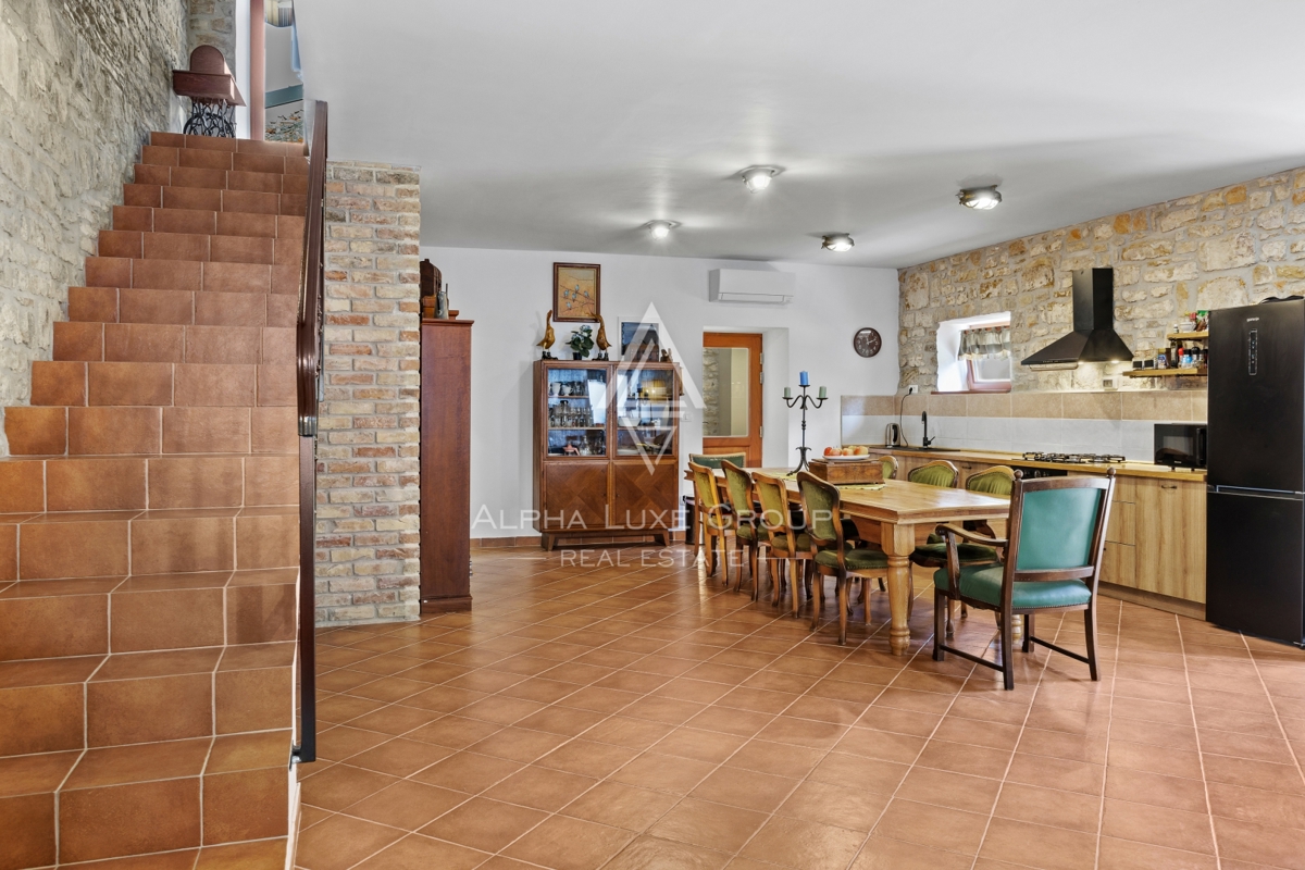 Istria, Buie – casa in pietra ristrutturata con giardino