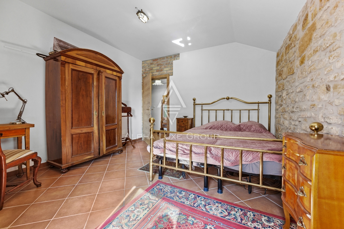 Istria, Buie – casa in pietra ristrutturata con giardino