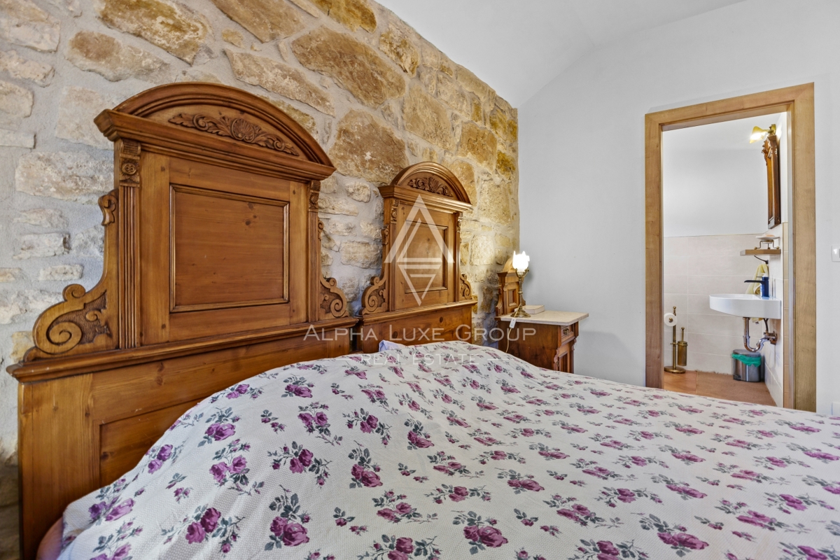 Istria, Buie – casa in pietra ristrutturata con giardino