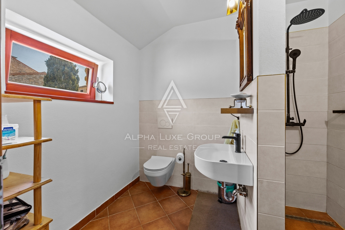 Istria, Buie – casa in pietra ristrutturata con giardino