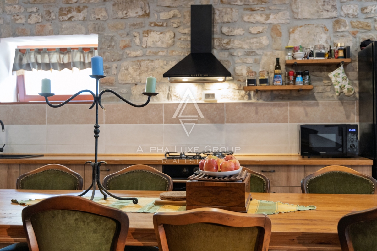 Istria, Buie – casa in pietra ristrutturata con giardino