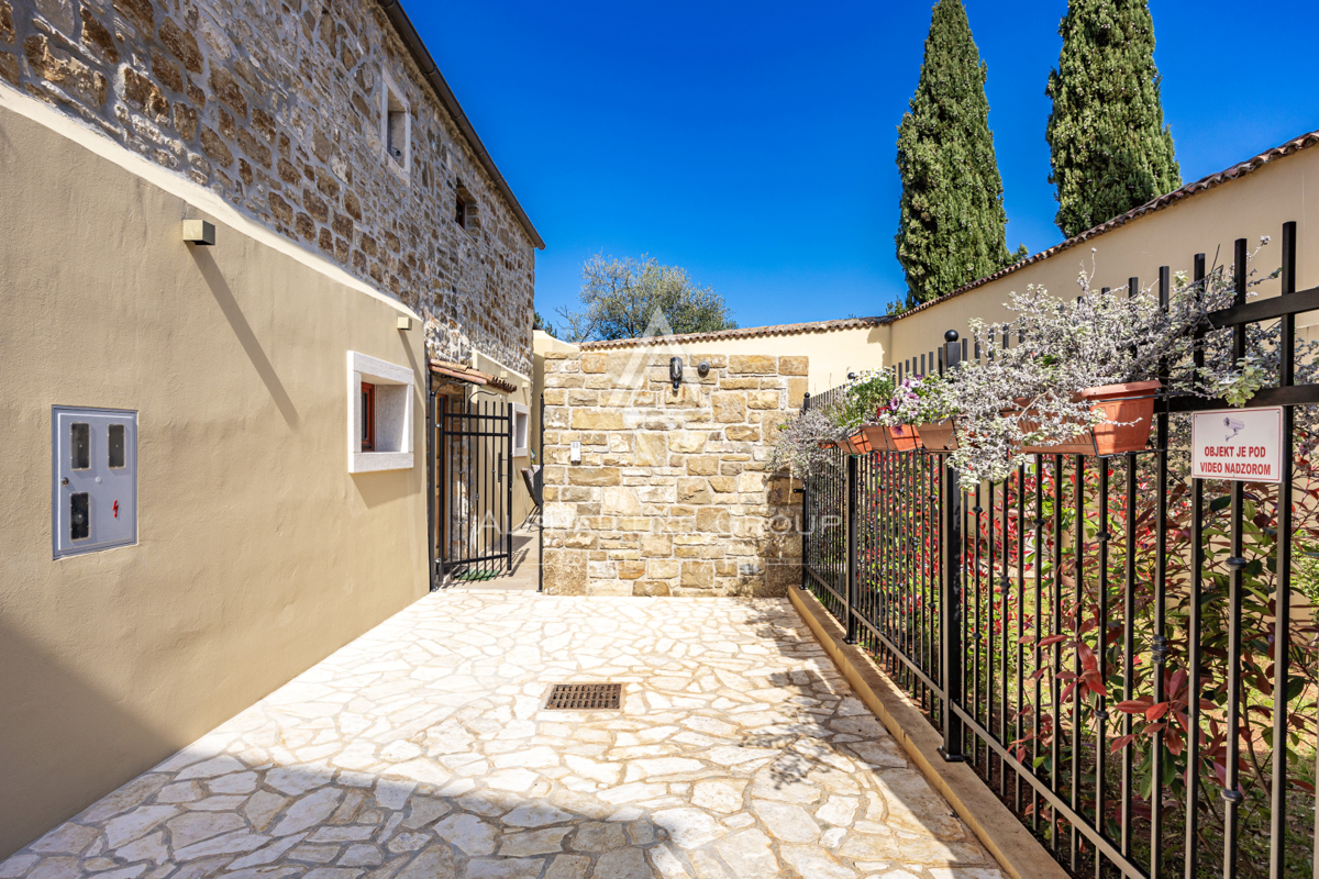 Istria, Buie – casa in pietra ristrutturata con giardino