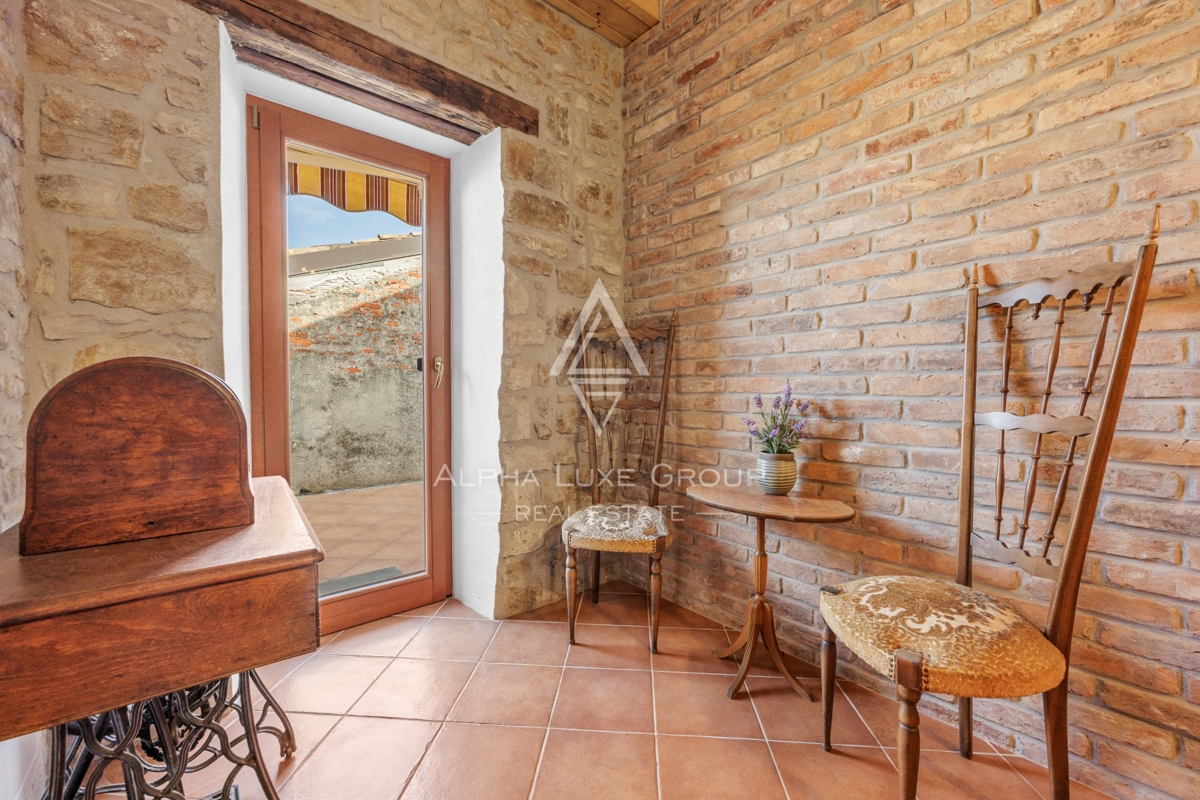 Istria, Buie – casa in pietra ristrutturata con giardino