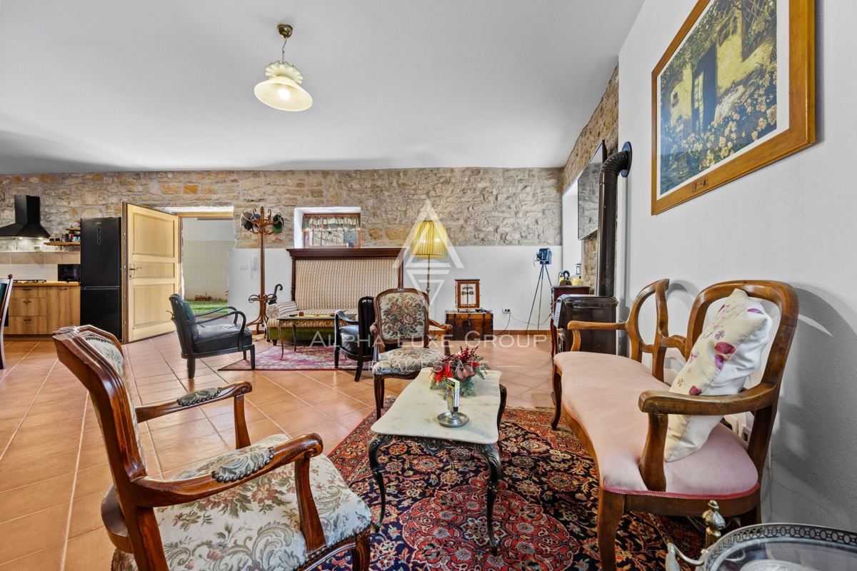 Istria, Buie – casa in pietra ristrutturata con giardino