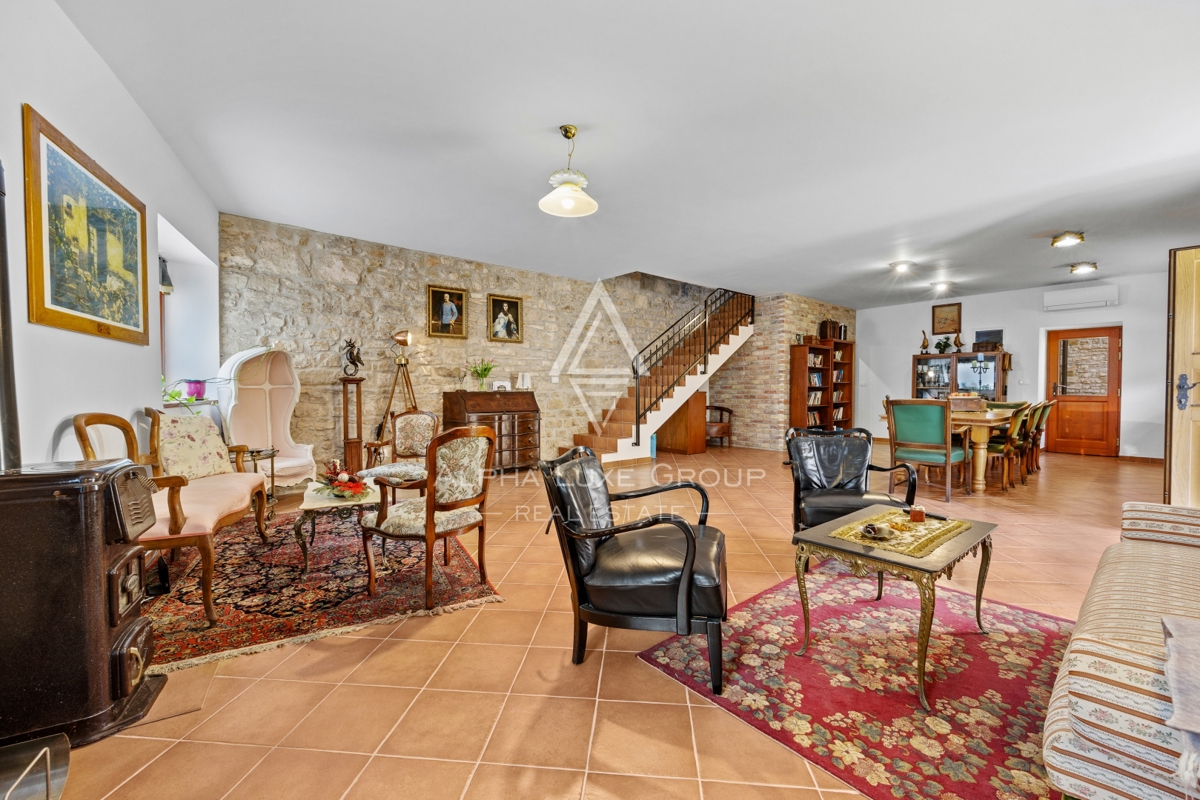 Istria, Buie – casa in pietra ristrutturata con giardino