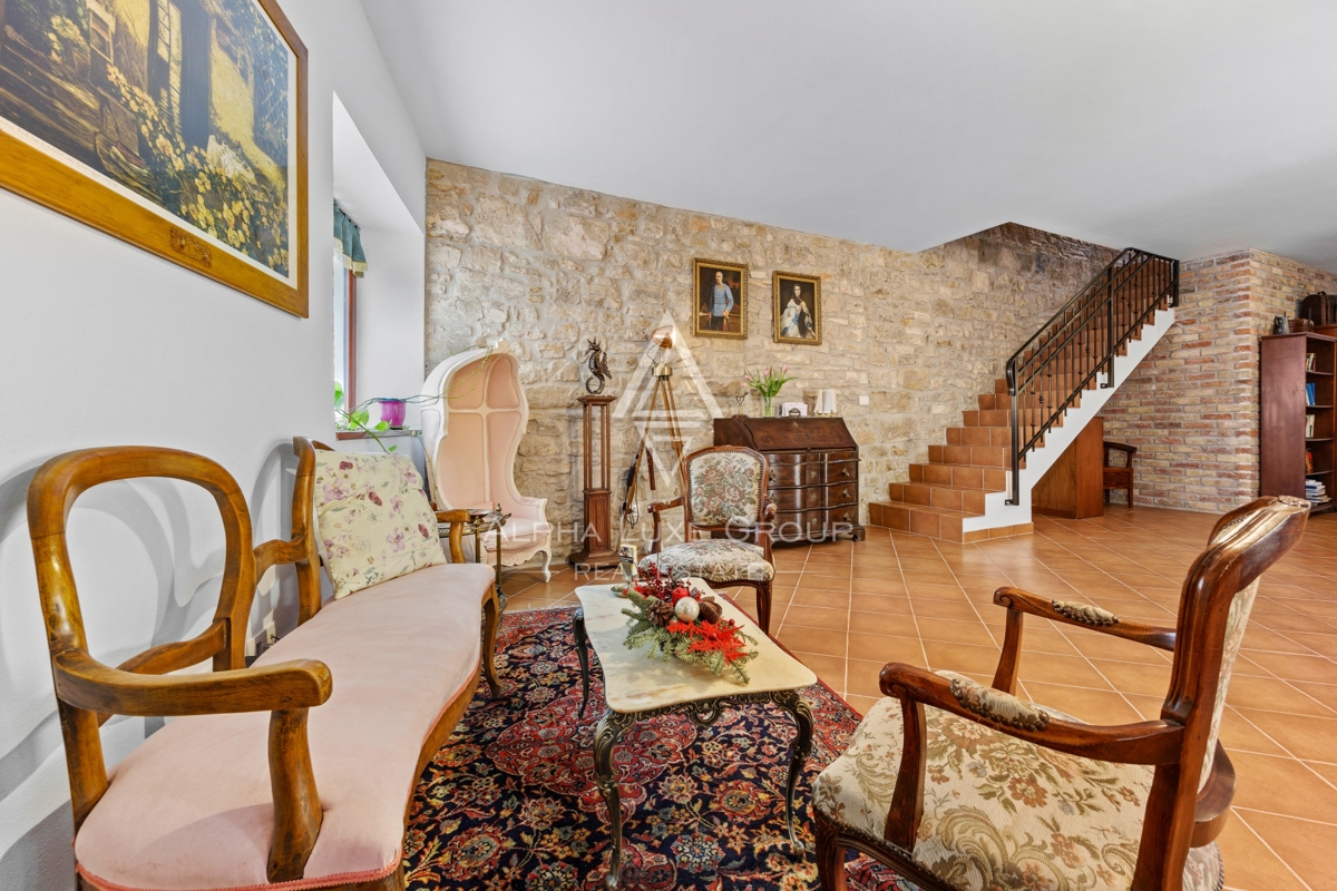 Istria, Buie – casa in pietra ristrutturata con giardino