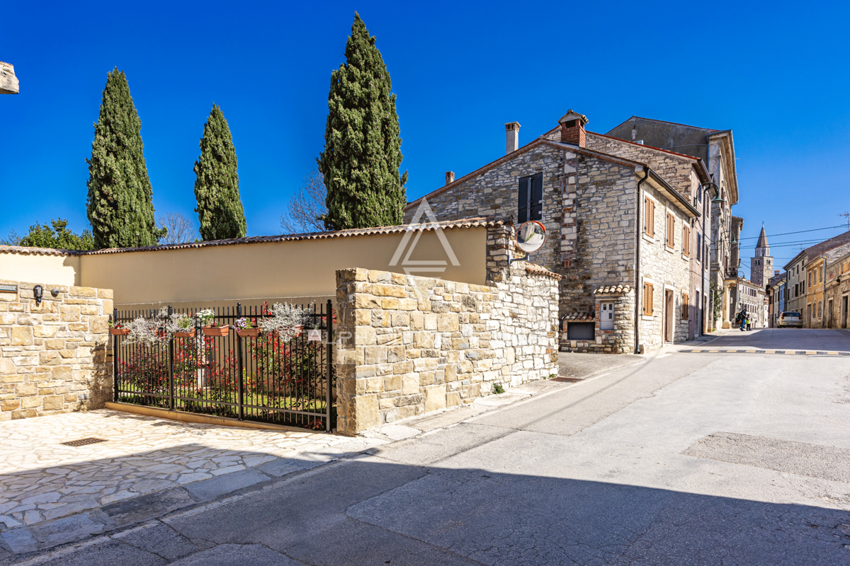 Istria, Buie – casa in pietra ristrutturata con giardino