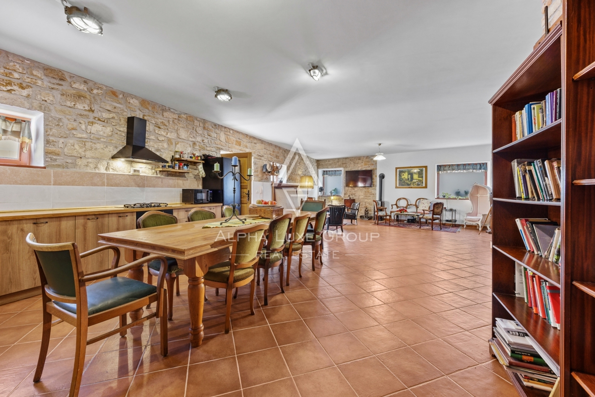 Istria, Buie – casa in pietra ristrutturata con giardino