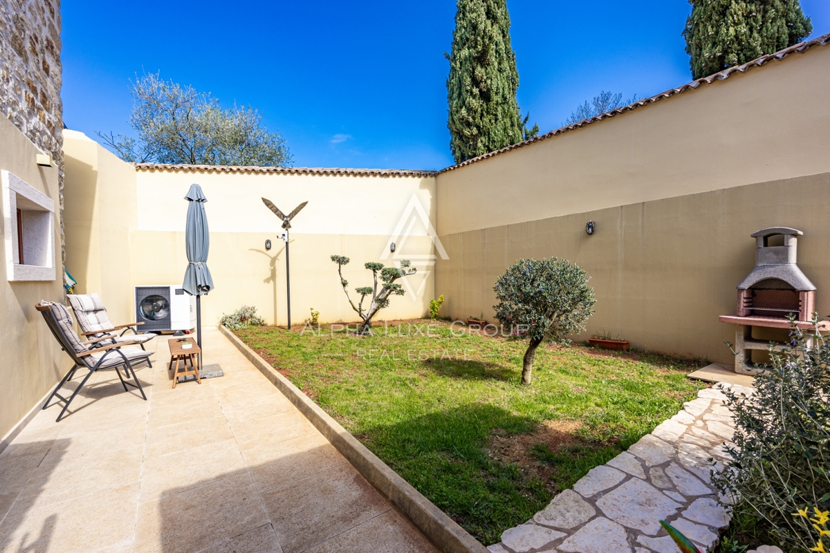 Istria, Buie – casa in pietra ristrutturata con giardino