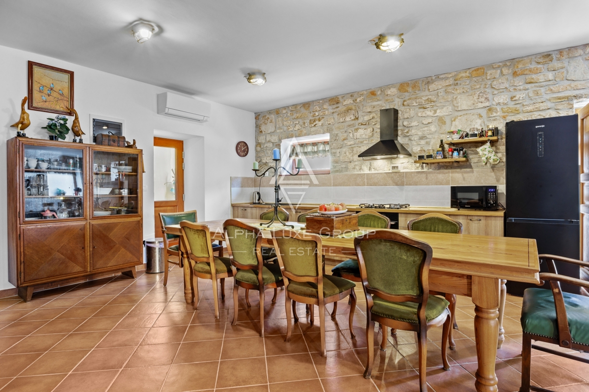 Istria, Buie – casa in pietra ristrutturata con giardino