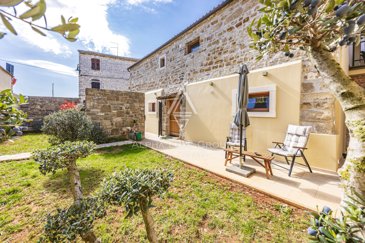 Istria, Buie – casa in pietra ristrutturata con giardino