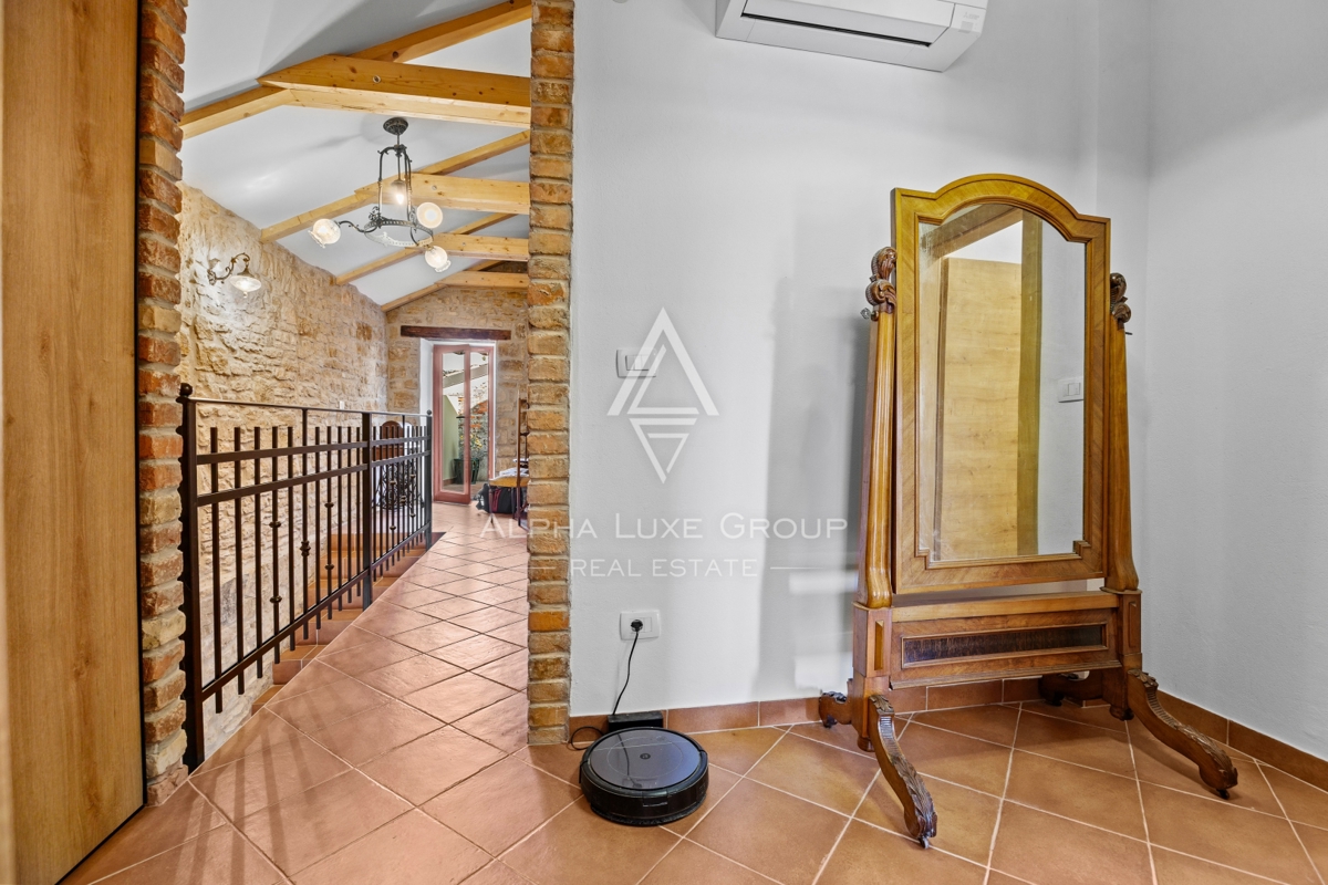 Istria, Buie – casa in pietra ristrutturata con giardino