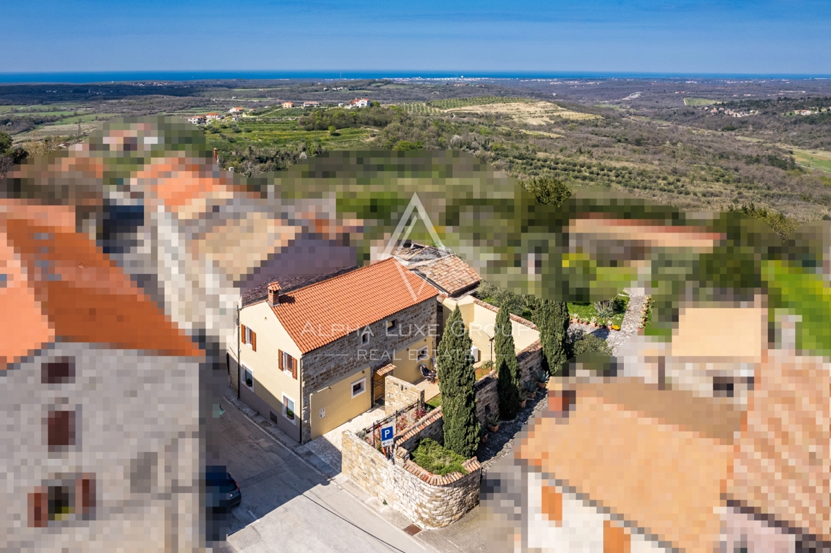 Istria, Buie – casa in pietra ristrutturata con giardino
