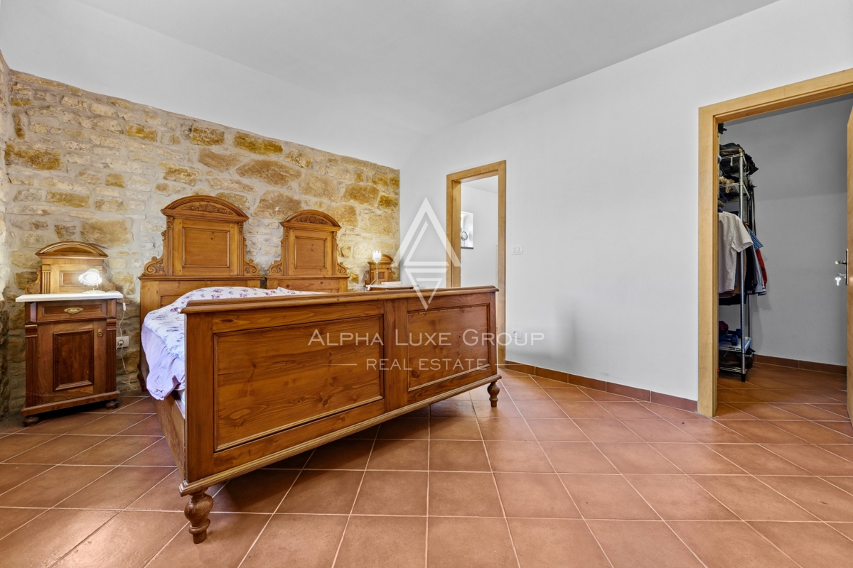 Istria, Buie – casa in pietra ristrutturata con giardino