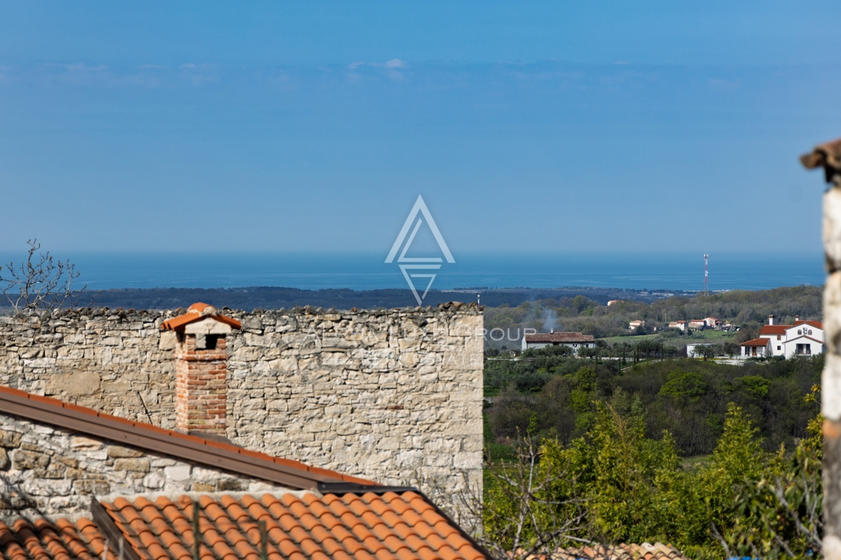 Istria, Buie – casa in pietra ristrutturata con giardino