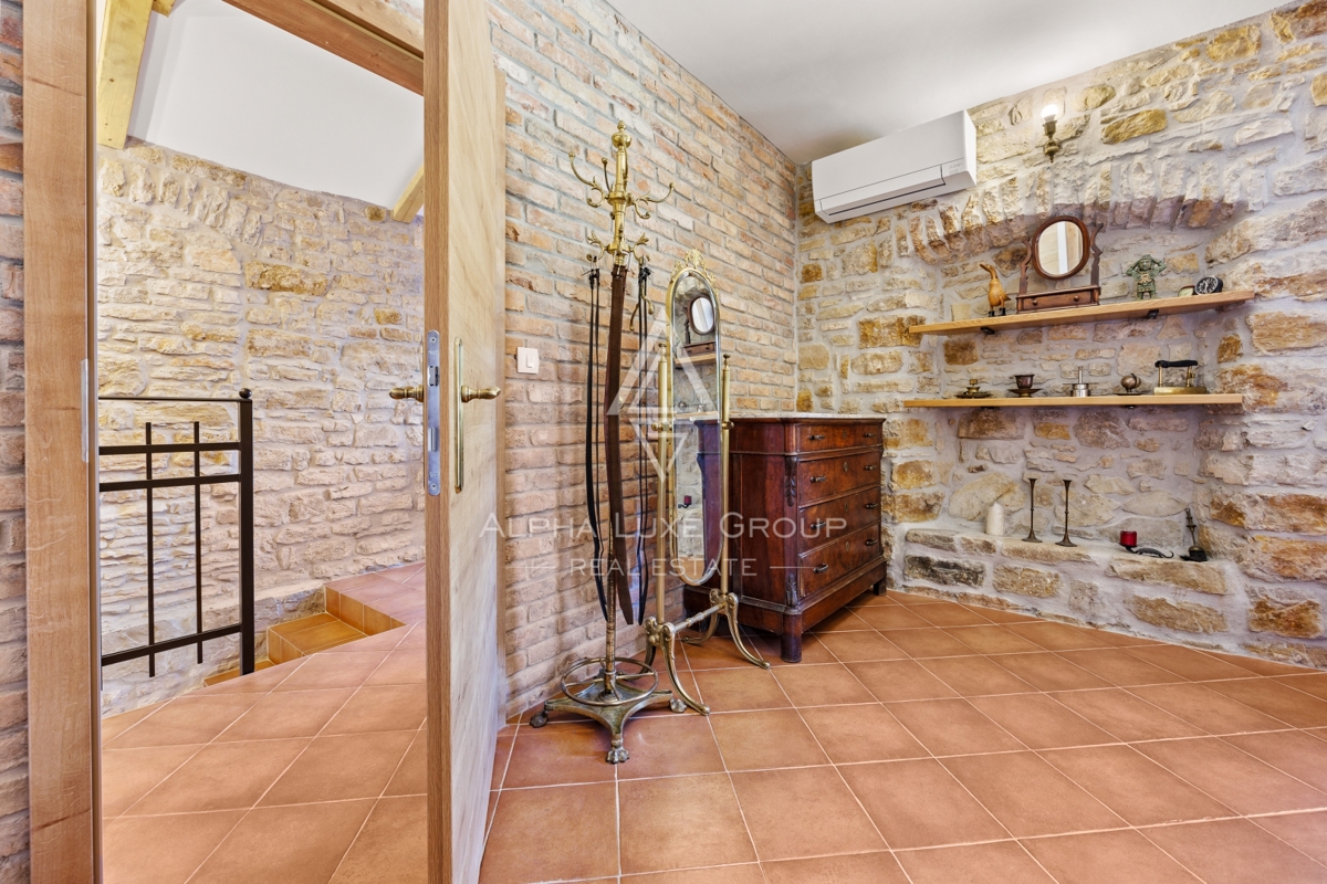 Istria, Buie – casa in pietra ristrutturata con giardino