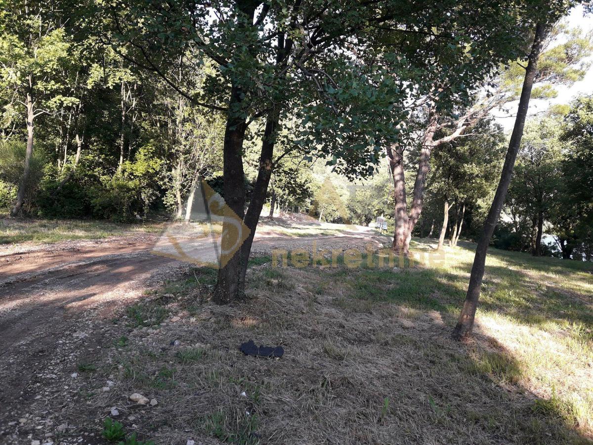 VELIKA PARCELA S LIJEPIM POGLEDOM NA PLANINE