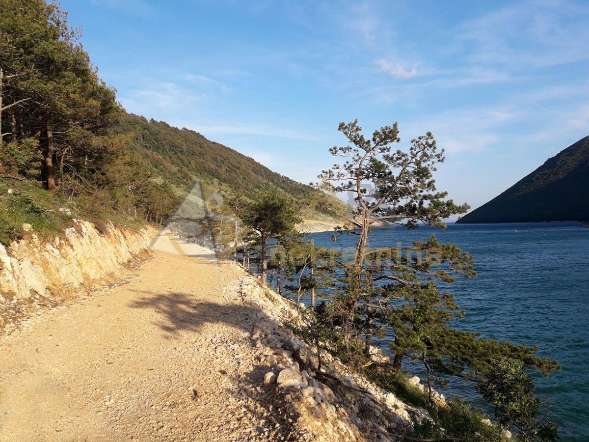 VELIKA PARCELA S LIJEPIM POGLEDOM NA PLANINE