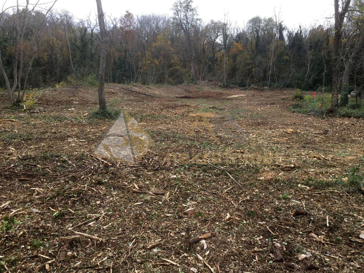 VELIKA PARCELA S LIJEPIM POGLEDOM NA PLANINE