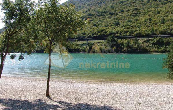 VELIKA PARCELA S LIJEPIM POGLEDOM NA PLANINE