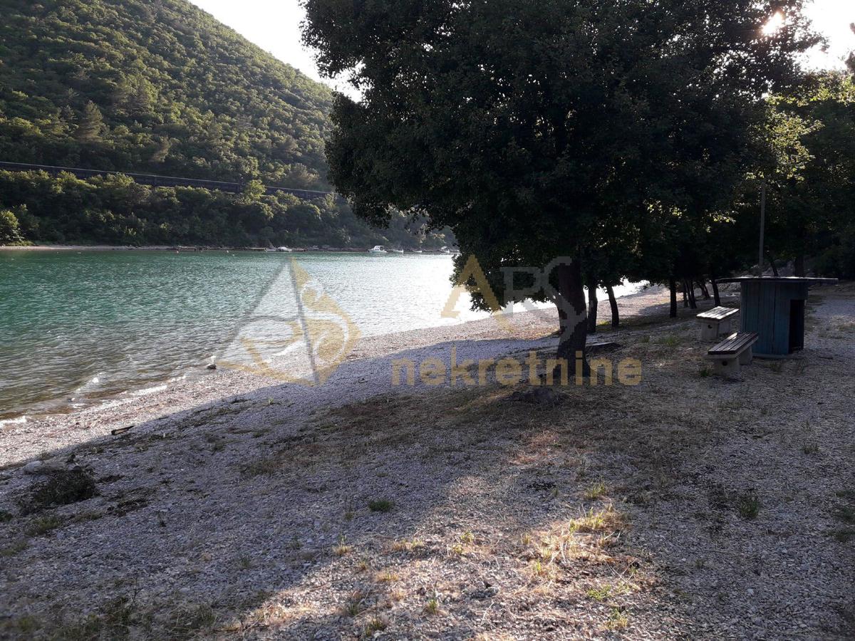 VELIKA PARCELA S LIJEPIM POGLEDOM NA PLANINE