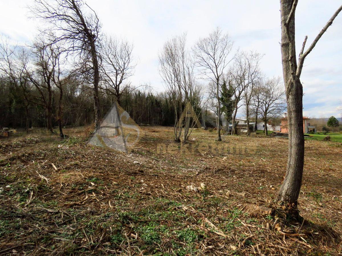 VELIKA PARCELA S LIJEPIM POGLEDOM NA PLANINE