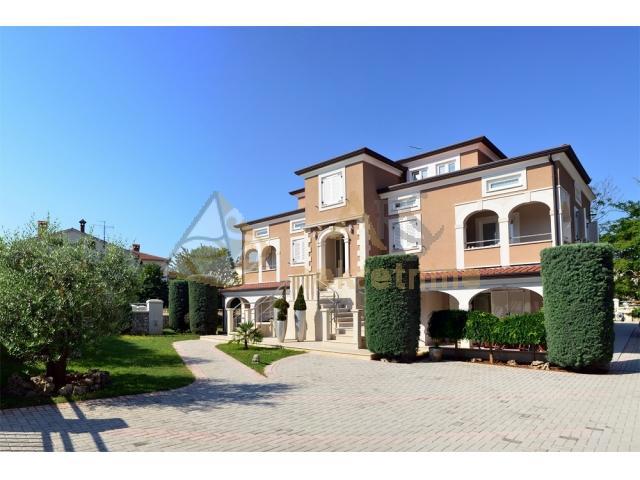 VILA S 10 APARTMANA I BAZENOM