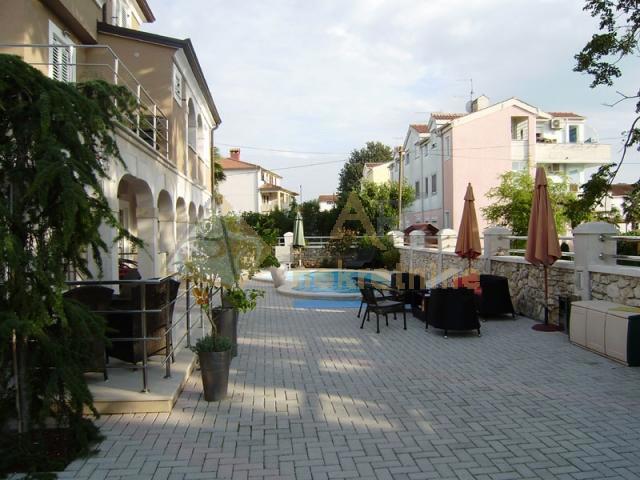 VILA S 10 APARTMANA I BAZENOM