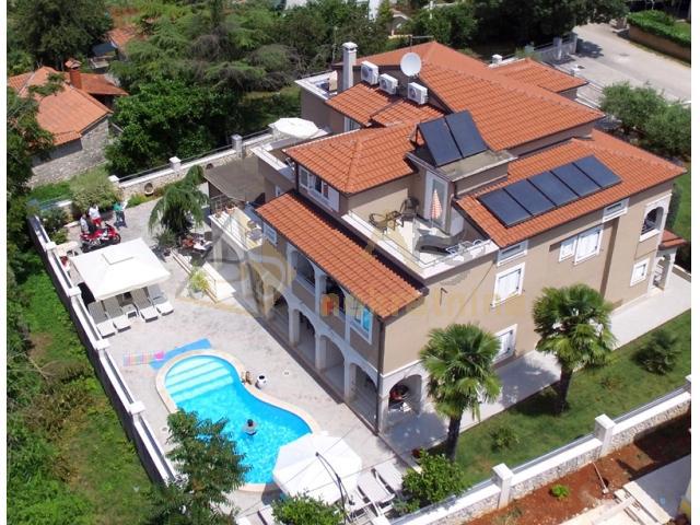 VILA S 10 APARTMANA I BAZENOM