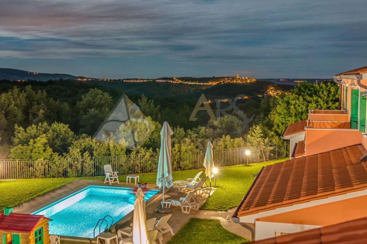 DVOJNA KUĆA S BAZENOM I PREDIVNIM PANORAMSKIM POGLEDOM