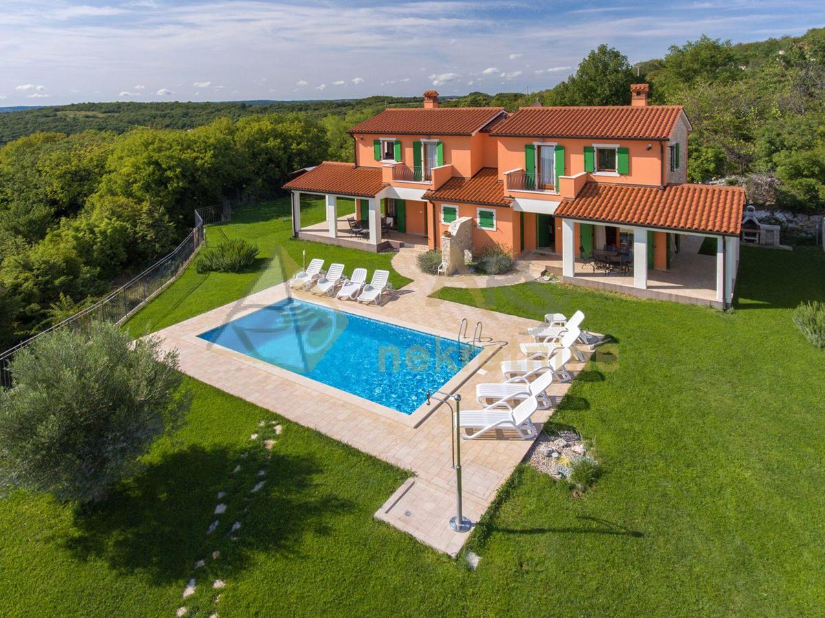 DVOJNA KUĆA S BAZENOM I PREDIVNIM PANORAMSKIM POGLEDOM