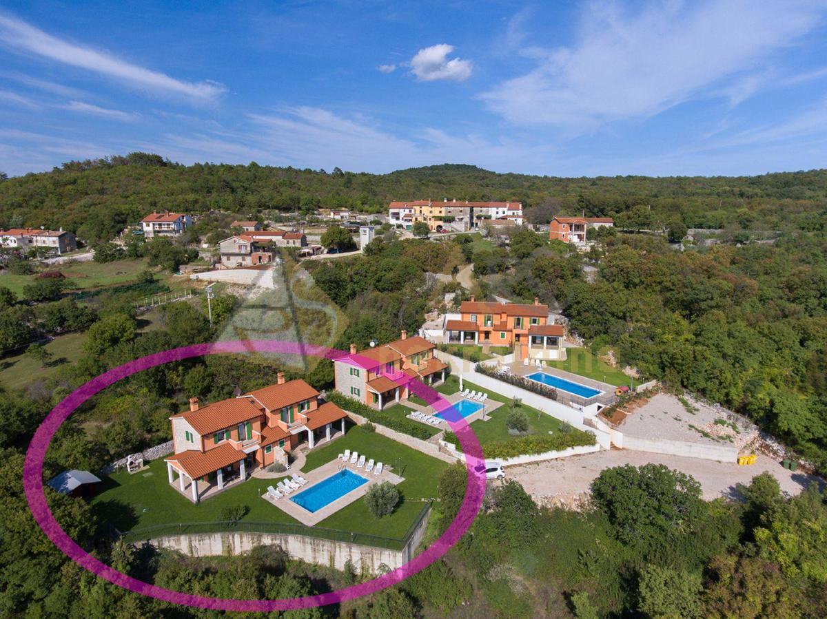 DVOJNA KUĆA S BAZENOM I PREDIVNIM PANORAMSKIM POGLEDOM