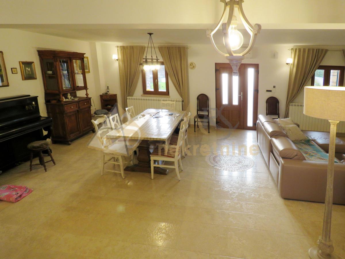 ELEGANTNO OBNOVLJENA KAMENA KUĆA S VELIKIM ZEMLJIŠTEM