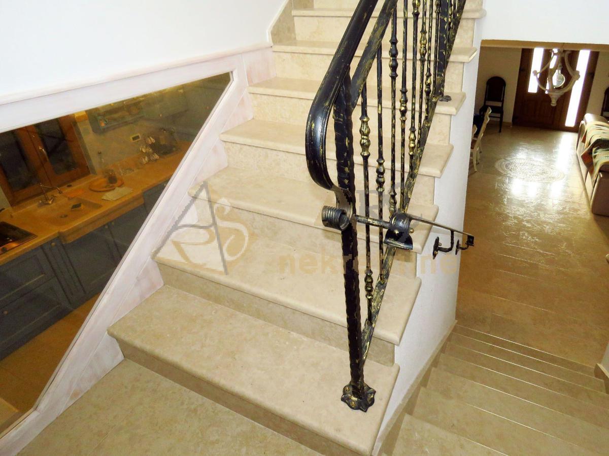 ELEGANTNO OBNOVLJENA KAMENA KUĆA S VELIKIM ZEMLJIŠTEM