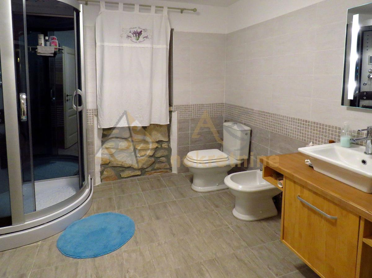 ELEGANTNO OBNOVLJENA KAMENA KUĆA S VELIKIM ZEMLJIŠTEM