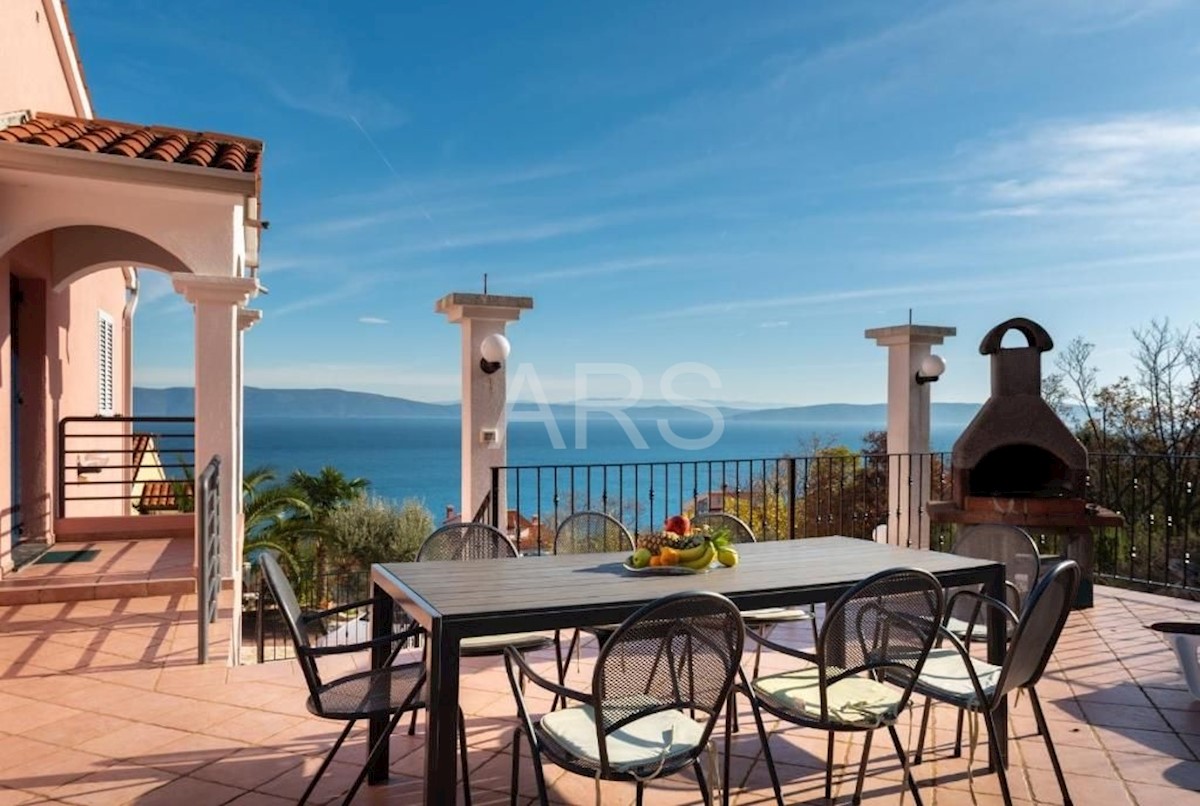 HOUSE NEAR THE SEA WITH A BEAUTIFUL OPEN VIEW