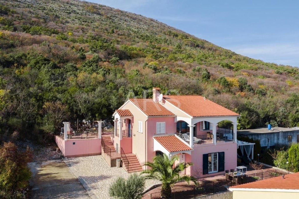 HOUSE NEAR THE SEA WITH A BEAUTIFUL OPEN VIEW