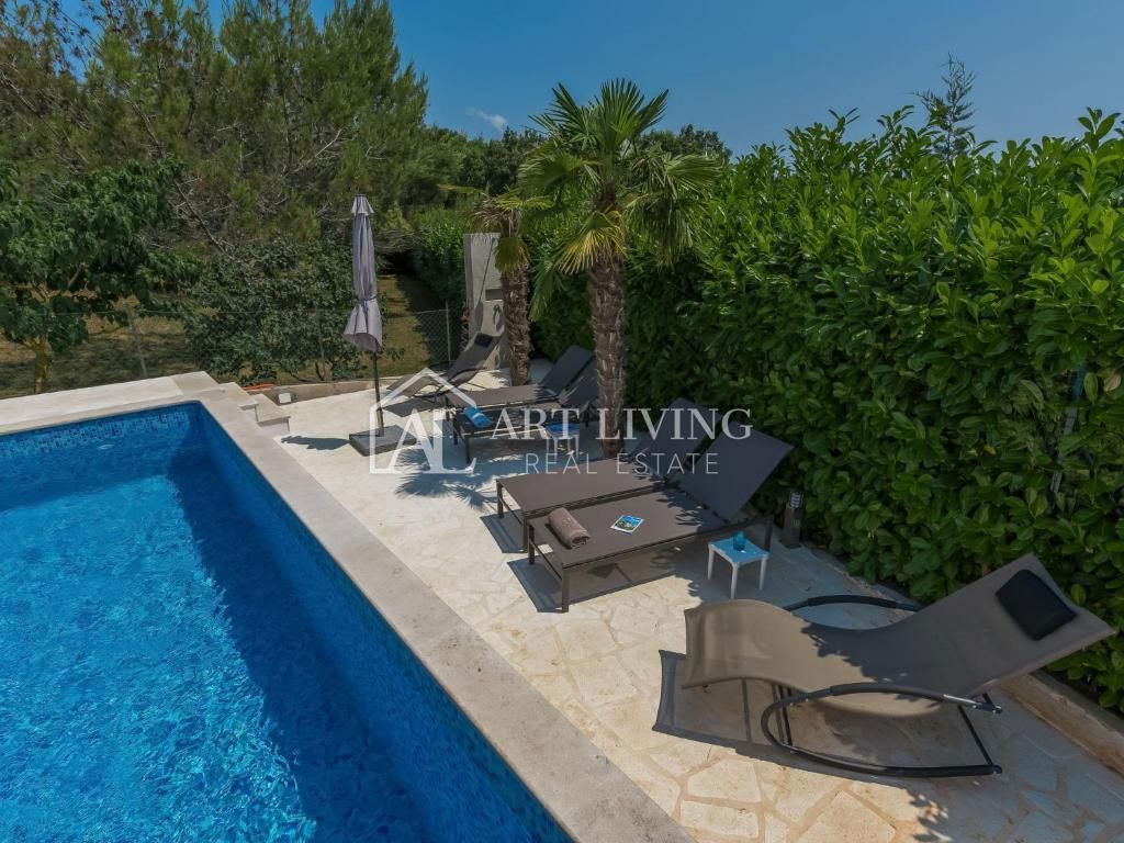 Istria, Cittanova, dintorni - una casa affascinante con piscina in una posizione tranquilla e bella