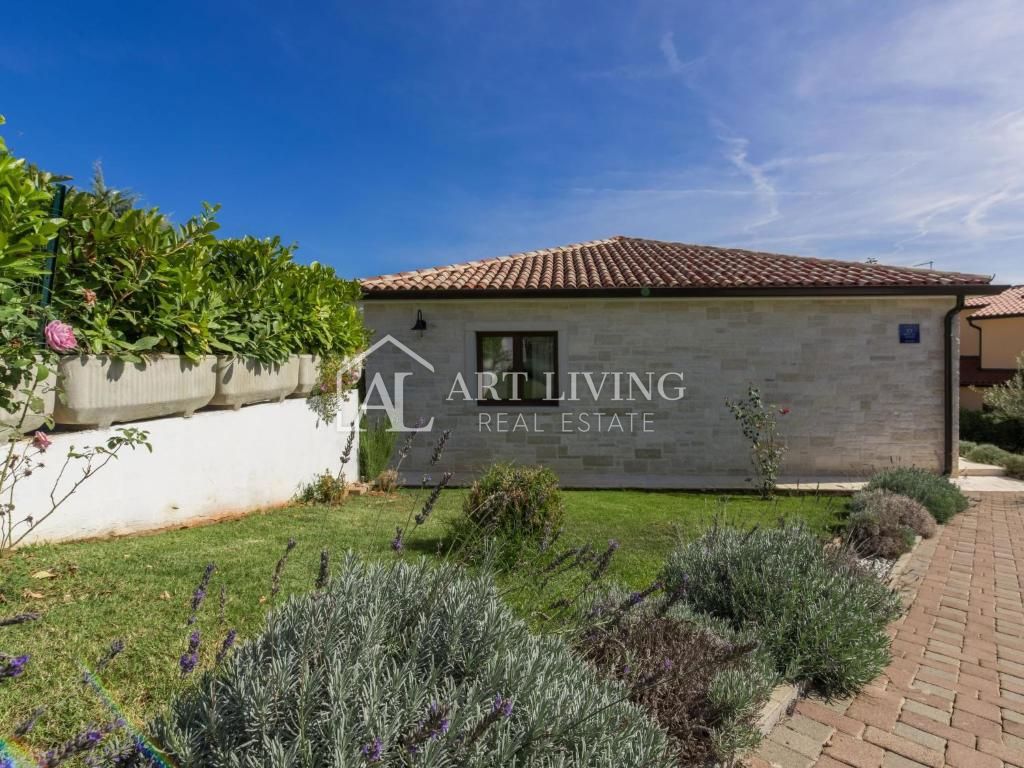 Istria, Cittanova, dintorni - una casa affascinante con piscina in una posizione tranquilla e bella