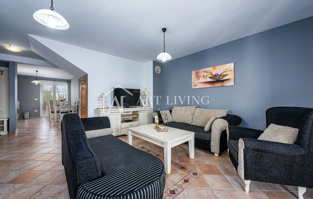 Umago - dintorni, villa bifamiliare con piscina, a 300 m dal mare, posizione TOP