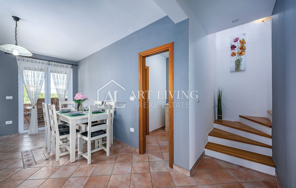 Umago - dintorni, villa bifamiliare con piscina, a 300 m dal mare, posizione TOP