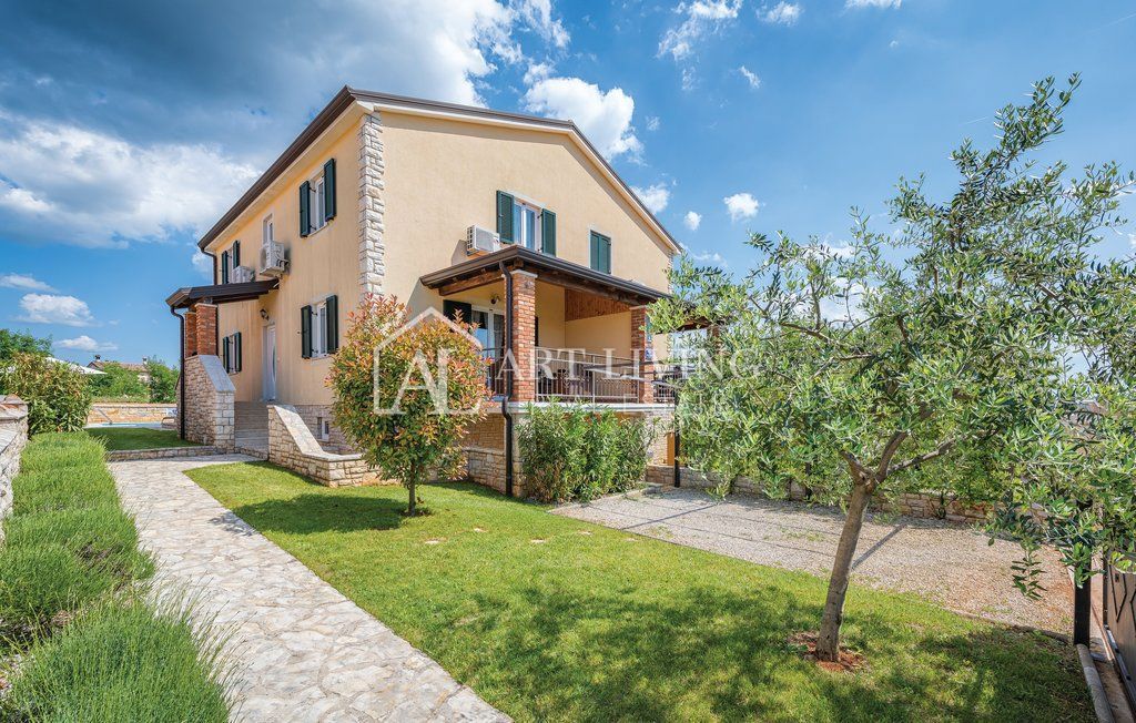 Umago - dintorni, villa bifamiliare con piscina, a 300 m dal mare, posizione TOP