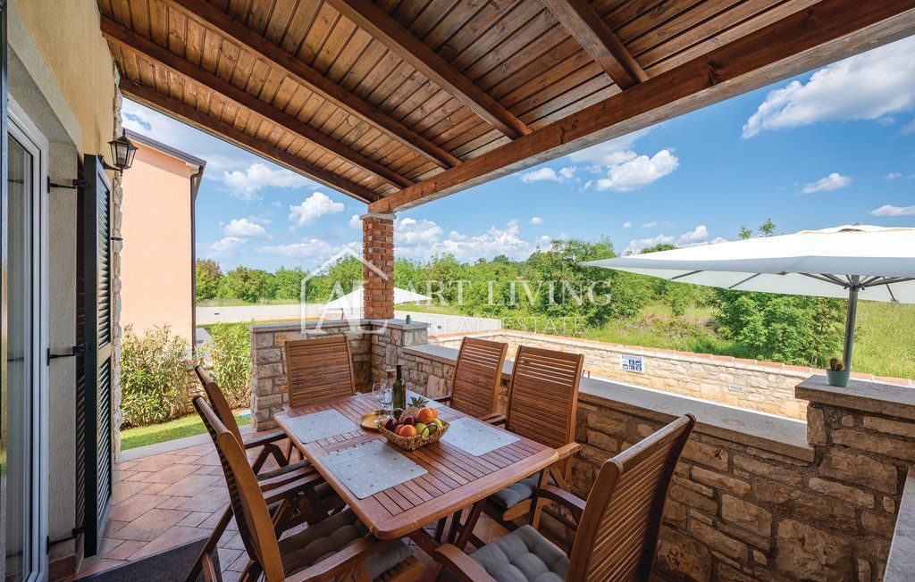Umago - dintorni, villa bifamiliare con piscina, a 300 m dal mare, posizione TOP